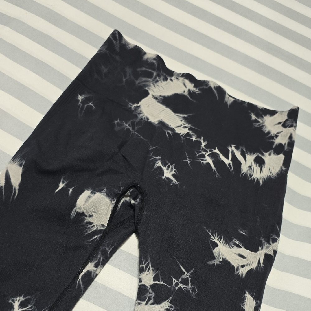 SCRUNCH BUTT Black and White Marble Leggings - Picture 1 of 6